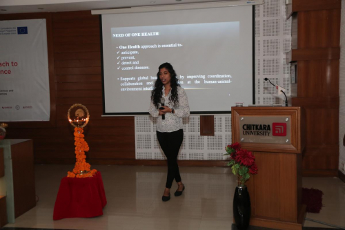 Ms. Poonam Kanojiya from SIU delivering a session on conceps of One Health